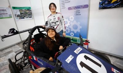 Las estudiantes del Instituto Politécnico Nacional (IPN) Angélica Alvarado (abajo) y Monserrat Romero (arriba), participan en la presentación de la campaña "Politécnicas Abriendo Caminos este miércoles, en Ciudad de México (México). EFE/Sáshenka Gutiérrez