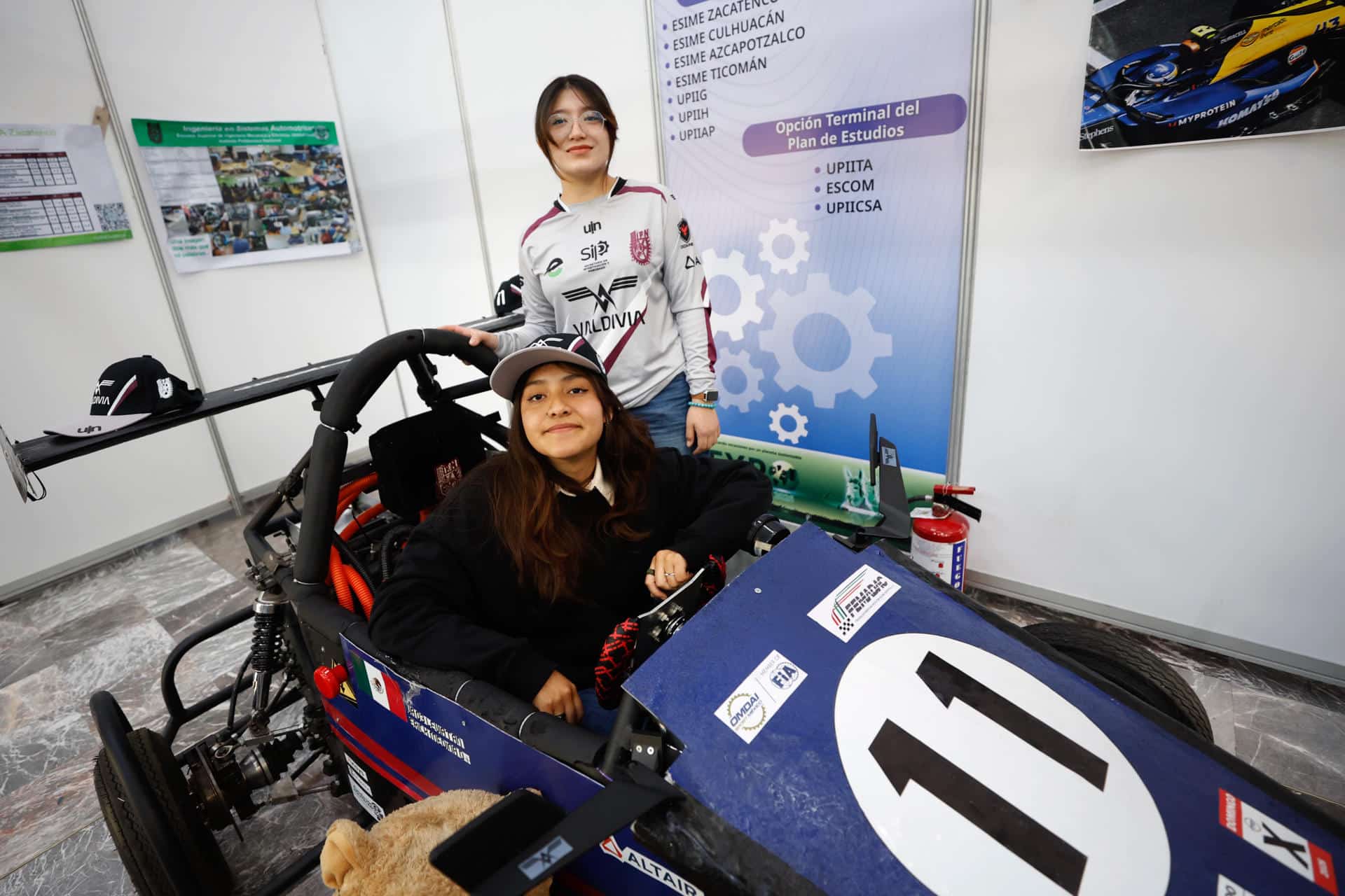 Las estudiantes del Instituto Politécnico Nacional (IPN) Angélica Alvarado (abajo) y Monserrat Romero (arriba), participan en la presentación de la campaña "Politécnicas Abriendo Caminos este miércoles, en Ciudad de México (México). EFE/Sáshenka Gutiérrez