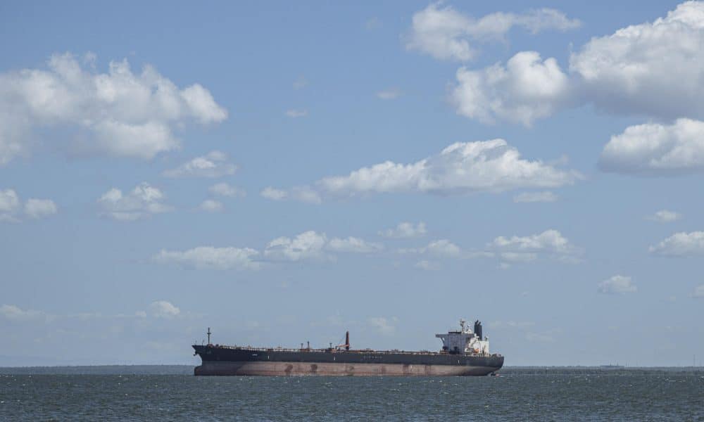 El Departamento de Guerra de Estados Unidos anunció este martes que interceptó en el océano Índico a un tercer petrolero que, según Washington, violaba el bloqueo impuesto a las operaciones de crudo en el Caribe relacionadas con Venezuela y Cuba y trató de escapar del cerco estadounidense. Imagen de archivo. EFE/ Henry Chirinos