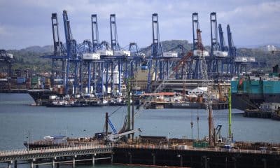 AME9808. CIUDAD DE PANAMÁ (PANAMÁ), 30/01/2026.- Fotografía que muestra buques de carga en el Canal de Panamá este viernes, en Ciudad de Panamá (Panamá). Panama Ports Company maneja los puertos de Balboa (Pacífico) y Cristóbal (Atlántico) desde 1997, y CK Hutchison acordó el traspaso de la concesión en el marco de la venta global de más de 40 puertos por cerca de 23.000 millones de dólares a un consorcio liderado por el gestor de activos estadounidense BlackRock, una transacción que se ha visto frenada por China en el marco de una batalla geopolítica con Estados Unidos. EFE/ Bienvenido Velasco