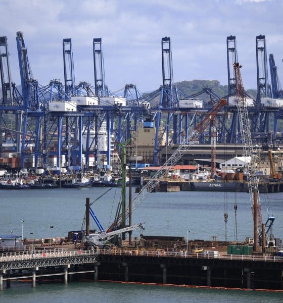 AME9808. CIUDAD DE PANAMÁ (PANAMÁ), 30/01/2026.- Fotografía que muestra buques de carga en el Canal de Panamá este viernes, en Ciudad de Panamá (Panamá). Panama Ports Company maneja los puertos de Balboa (Pacífico) y Cristóbal (Atlántico) desde 1997, y CK Hutchison acordó el traspaso de la concesión en el marco de la venta global de más de 40 puertos por cerca de 23.000 millones de dólares a un consorcio liderado por el gestor de activos estadounidense BlackRock, una transacción que se ha visto frenada por China en el marco de una batalla geopolítica con Estados Unidos. EFE/ Bienvenido Velasco