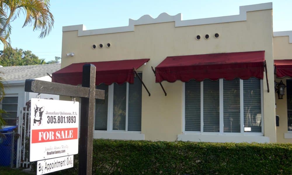 Fotografía de un cartel de "Se vende" colgado afuera de una casa,e n un barrio de Miami, Florida (EE.UU.). Imagen de archivo. EFE/Álvaro Blanco