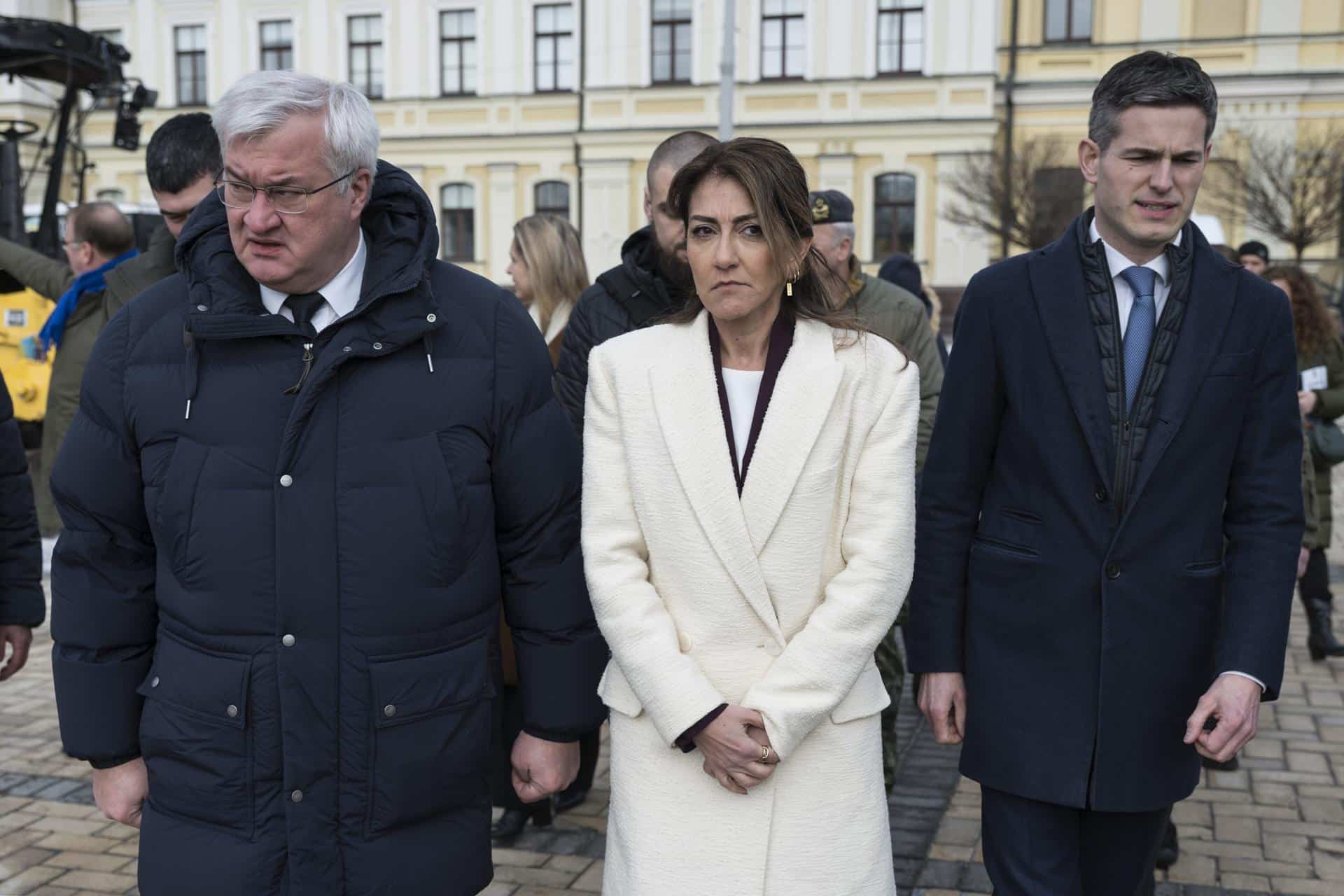 De izquierda a derecha el ministro de Asuntos Exteriores de Ucrania, Andrii Sybiha, la ministra de Defensa de Países Bajos, Dilan Yesilgoz-Zegerius, y el ministro de Asuntos Exteriores de Países Bajos, Tom Berendsen, este sábado en Kiev. EFE/EPA/MAXYM MARUSENKO