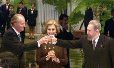 FOTO ARCHIVO. EL REY JUAN CARLOS BRINDANDO CON EL PRESIDENTE CUBANO,FIDEL CASTRO, EN PRESENCIA DE LA REINA SOFIA, DURANTE LA CENA OFRECIDA ANOCHE A LOS MANDATARIOS QUE ASISTEN  LA IX CUMBRE IBEROAMERICANA DE JEFES DE ESTADO.-EFE(M.H. de LEON