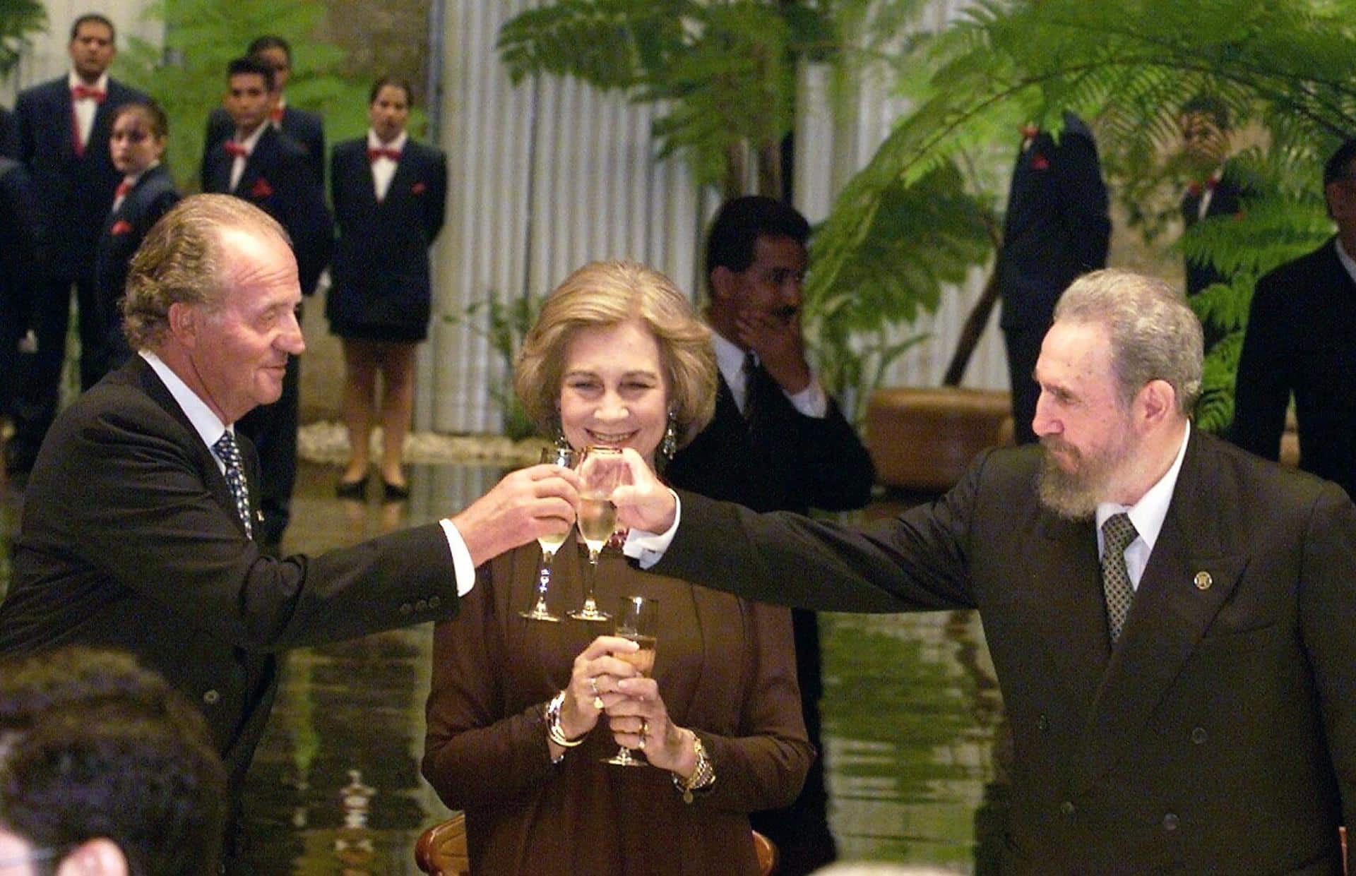 FOTO ARCHIVO. EL REY JUAN CARLOS BRINDANDO CON EL PRESIDENTE CUBANO,FIDEL CASTRO, EN PRESENCIA DE LA REINA SOFIA, DURANTE LA CENA OFRECIDA ANOCHE A LOS MANDATARIOS QUE ASISTEN  LA IX CUMBRE IBEROAMERICANA DE JEFES DE ESTADO.-EFE(M.H. de LEON