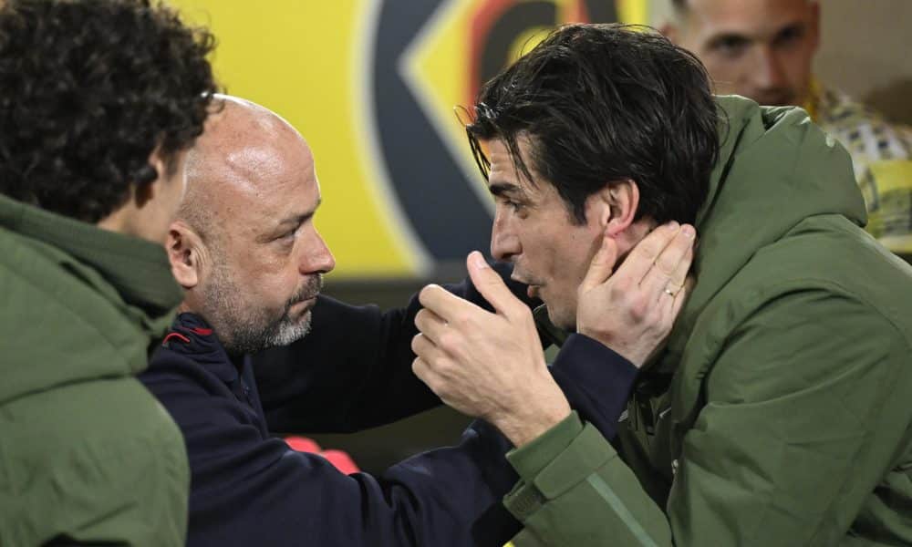 El entrenador del Espanyol, José Manuel González (i), conversa con Gerard Moreno, del Villarreal, antes del partido de LaLiga de fútbol que Villarreal CF y RCD Espanyol disputan en el estadio de La Cerámica. EFE/Andreu Esteban