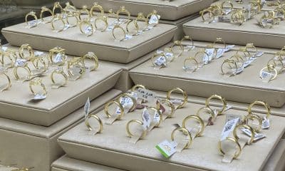 Selección de anillos de oro en una joyería en el bazar cairota de Jan el Jalili. EFE/Rosa Soto