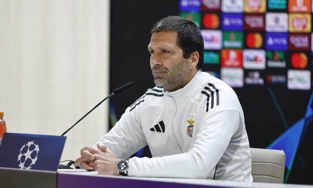 El segundo entrenador del Benfica, Joao Tralhao, durante la rueda de prensa ofrecida este martes en el estadio Santiago Bernabéu, en la víspera del partido de vuelta de la eliminatoria previa de acceso a los octavos de final de la Liga de Campeones que disputan ante el Real Madrid. EFE/ Rodrigo Jiménez