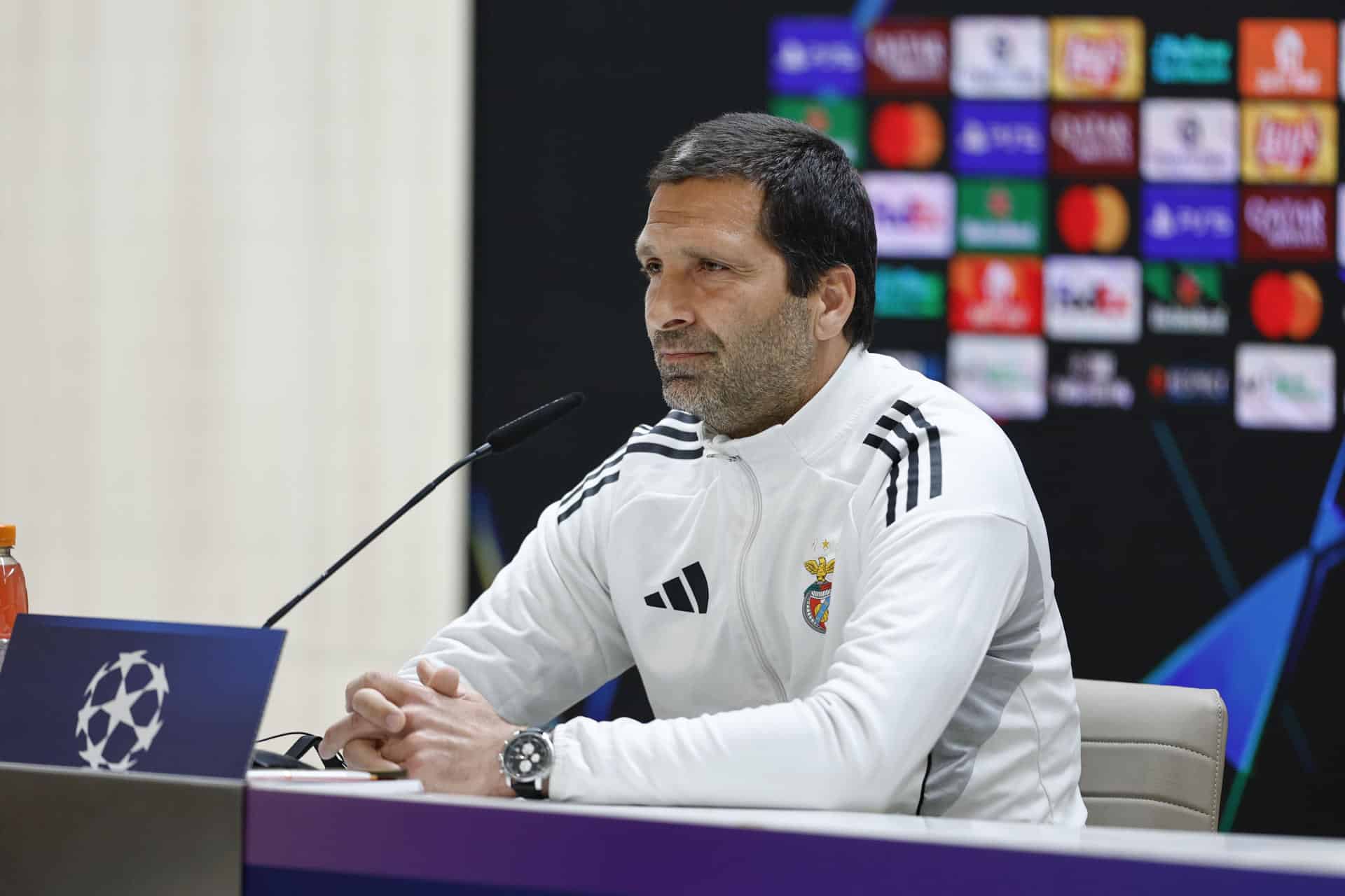 El segundo entrenador del Benfica, Joao Tralhao, durante la rueda de prensa ofrecida este martes en el estadio Santiago Bernabéu, en la víspera del partido de vuelta de la eliminatoria previa de acceso a los octavos de final de la Liga de Campeones que disputan ante el Real Madrid. EFE/ Rodrigo Jiménez