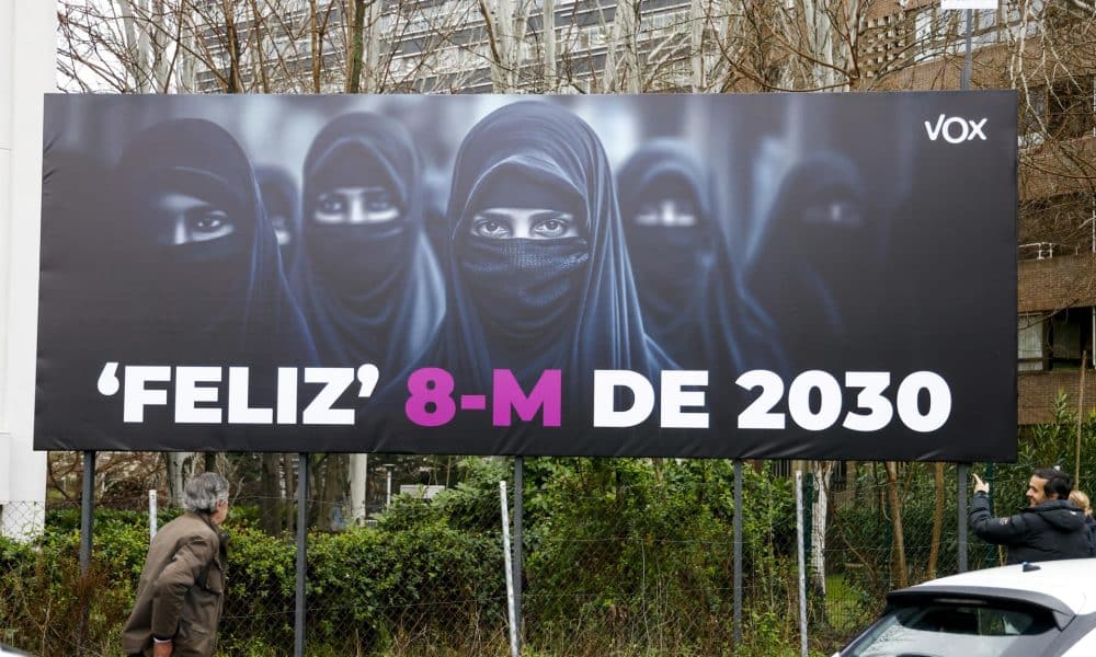 FOTO ARCHIVO. - Vista del cartel que Vox ha puesto en una valla de publicidad en el exterior de su sede en Madrid, con el texto : "Feliz 8M de 2030", EFE/Blanca Millez
