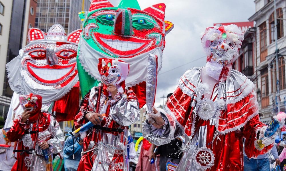 Personas disfrazadas del personaje de Pepino participan en un desfile del Carnaval Paceño este domingo, en La Paz (Bolivia). EFE/ Gabriel Márquez