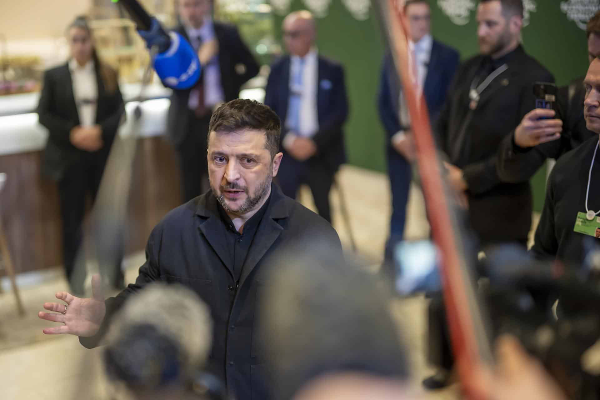 El presidente de Ucrania, Volodímir Zelenski (c), responde a las preguntas de los periodistas el pasado 22 de enero, durante la 56ª reunión anual del Foro Económico Mundial (WEF), en Davos, Suiza. EFE/EPA/GIAN EHRENZELLER