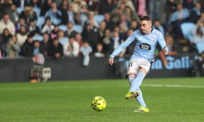 El delantero del Celta Iago Aspas marca un gol de penalti durante el partido de la jornada 25 de LaLiga EA Sports que Celta de Vigo y RCD Mallorca disputaron en el Estadio de Balaidos. EFE/ Salvador Sas