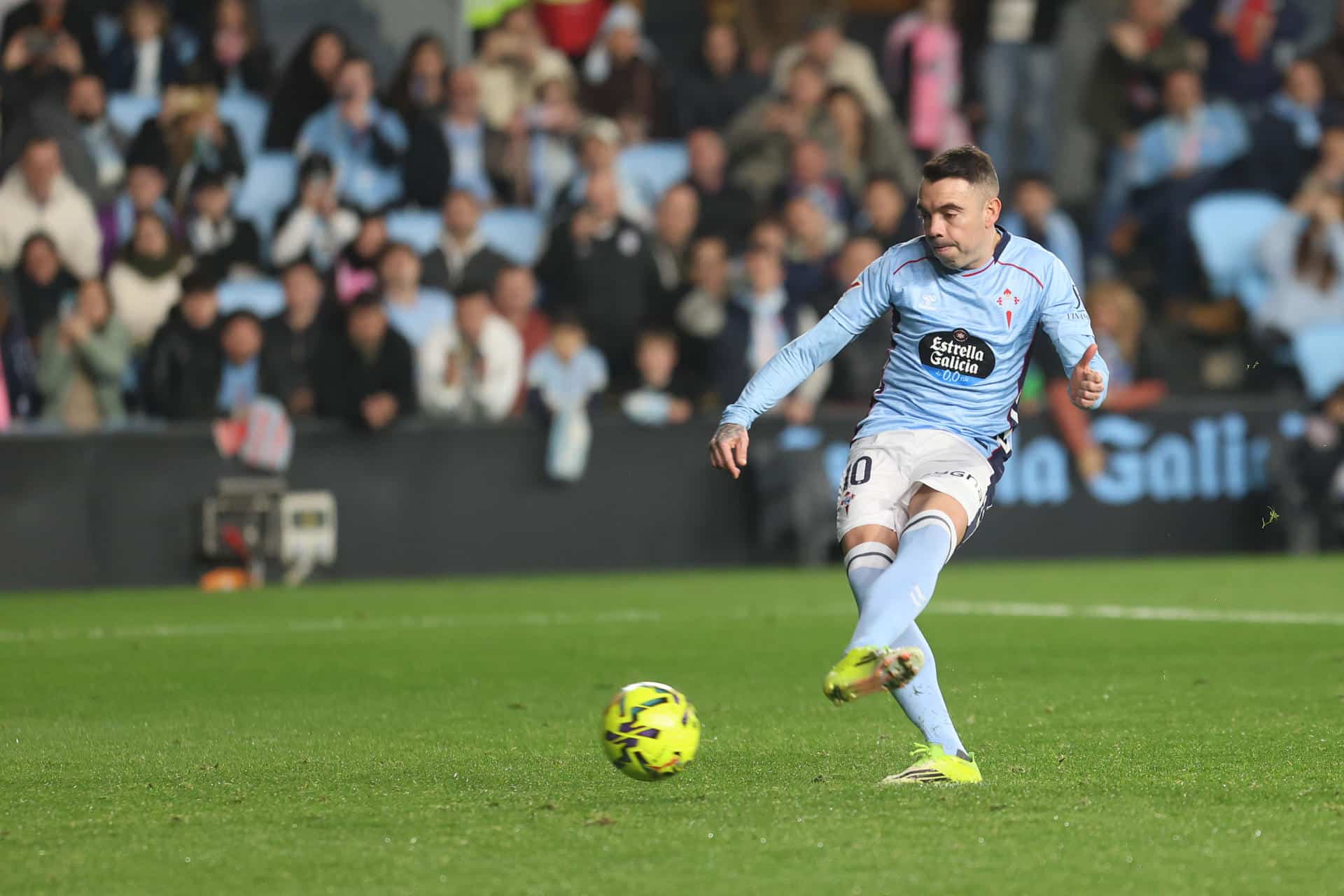 El delantero del Celta Iago Aspas marca un gol de penalti durante el partido de la jornada 25 de LaLiga EA Sports que Celta de Vigo y RCD Mallorca disputaron en el Estadio de Balaidos. EFE/ Salvador Sas