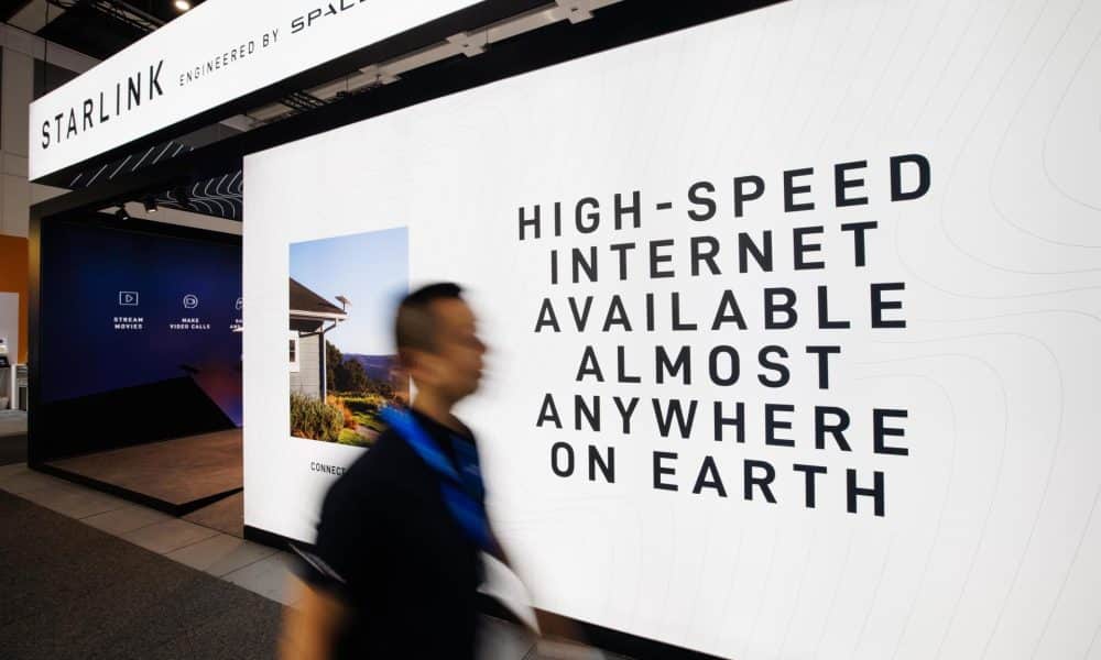Imagen de archivo de un visitante en el stand de Starlink de SpaceX durante la inauguración de la 100.ª edición de la feria IFA en Berlín, Alemania, el 6 de septiembre de 2024. EFE/EPA/CLEMENS BILAN
