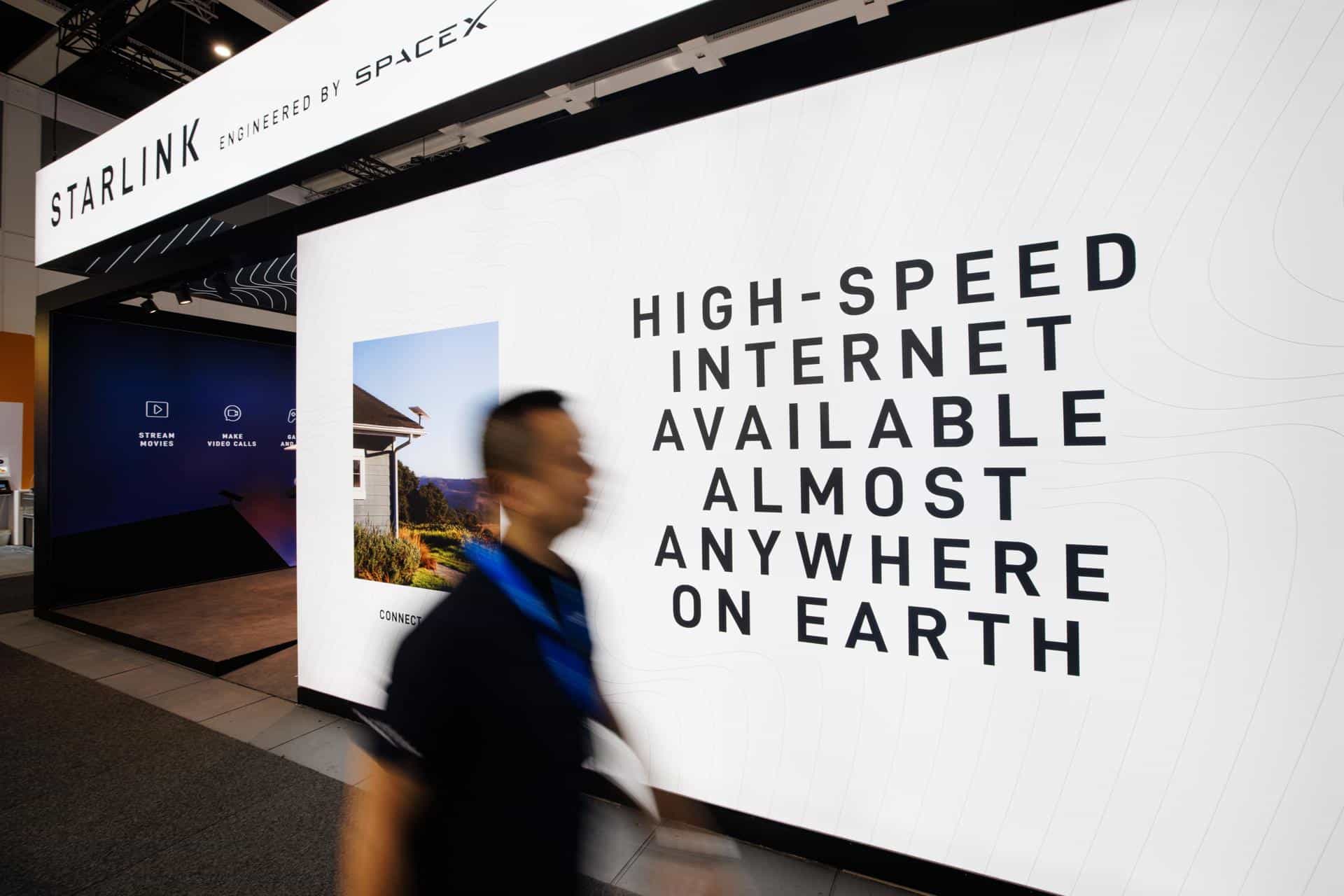 Imagen de archivo de un visitante en el stand de Starlink de SpaceX durante la inauguración de la 100.ª edición de la feria IFA en Berlín, Alemania, el 6 de septiembre de 2024. EFE/EPA/CLEMENS BILAN