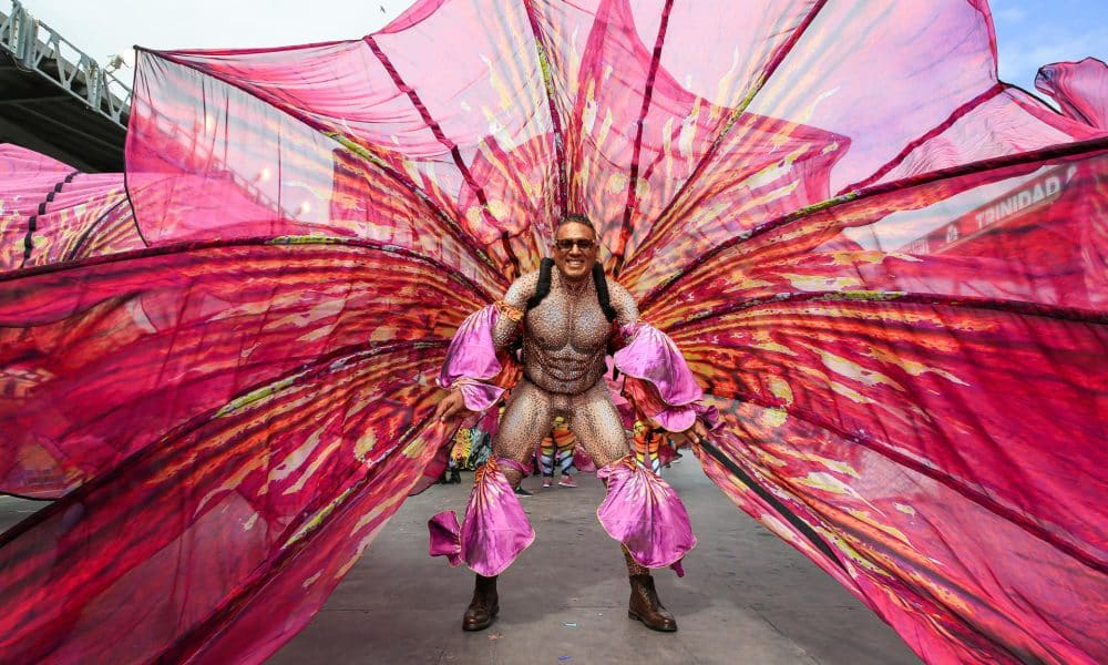 Un bailarín de la banda Pollen Houses de K2K Alliance & Partners participa en el desfile de cierre del carnaval de Trinidad y Tobago este martes, en el Queen's Park Savannah en Puerto España (Trinidad y Tobago). EFE/ Andrea De Silva