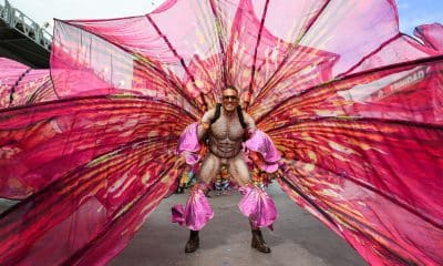 Un bailarín de la banda Pollen Houses de K2K Alliance & Partners participa en el desfile de cierre del carnaval de Trinidad y Tobago este martes, en el Queen's Park Savannah en Puerto España (Trinidad y Tobago). EFE/ Andrea De Silva