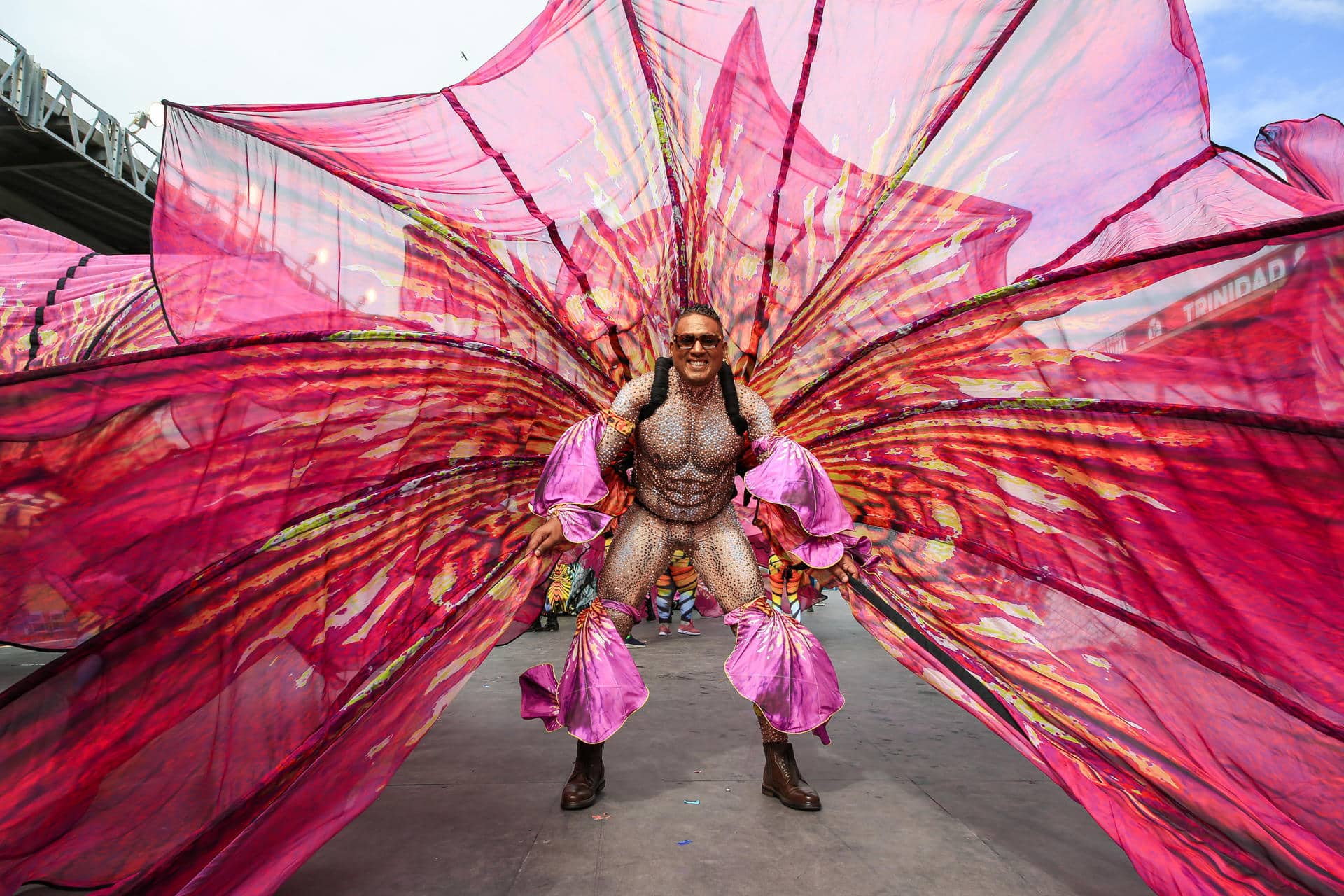 Un bailarín de la banda Pollen Houses de K2K Alliance & Partners participa en el desfile de cierre del carnaval de Trinidad y Tobago este martes, en el Queen's Park Savannah en Puerto España (Trinidad y Tobago). EFE/ Andrea De Silva