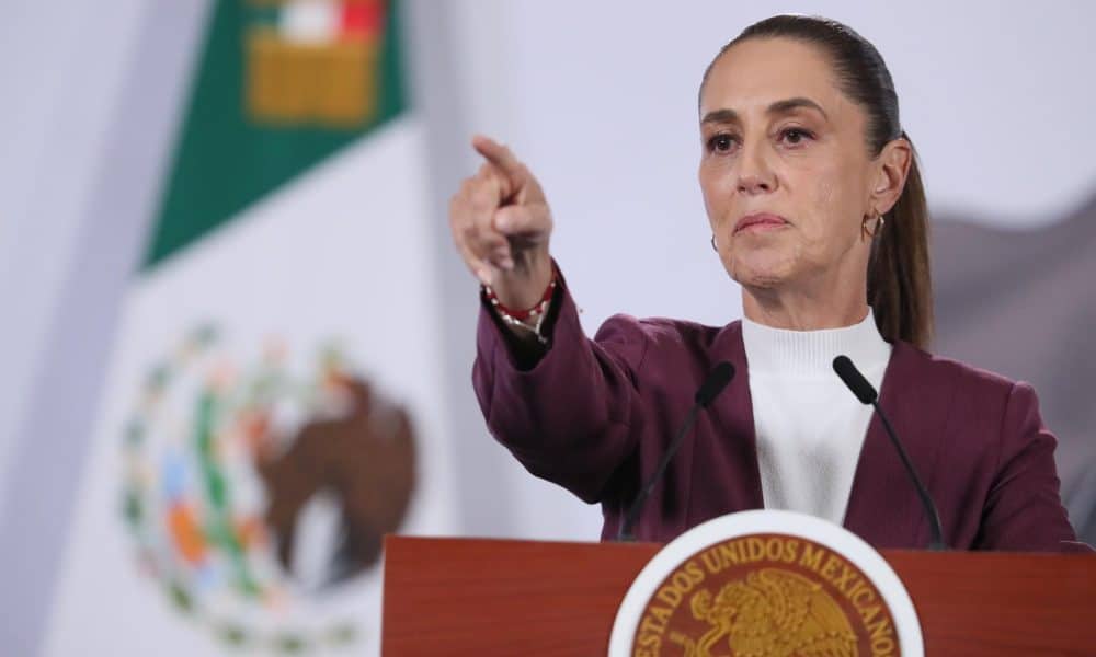 La presidenta de México, Claudia Sheinbaum, habla durante una rueda de prensa este jueves, en Palacio Nacional de la Ciudad de México (México). EFE/Mario Guzmán