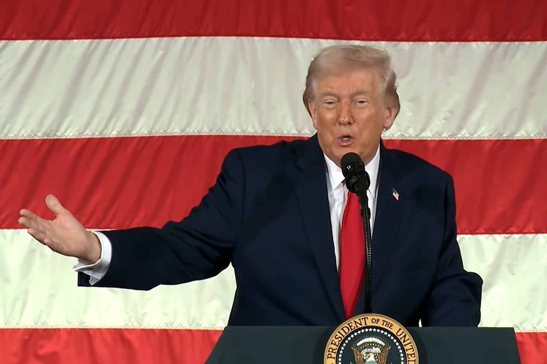 Captura de video de una transmisión de La Casa Blanca del presidente de EE.UU., Donald Trump, este viernes, en Fort Bragg en Carolina del Norte (EE.UU.). TEFE/ La Casa Blanca /SOLO USO EDITORIAL/ SOLO DISPONIBLE PARA ILUSTRAR LA NOTICIA QUE ACOMPAÑA (CRÉDITO OBLIGATORIO)