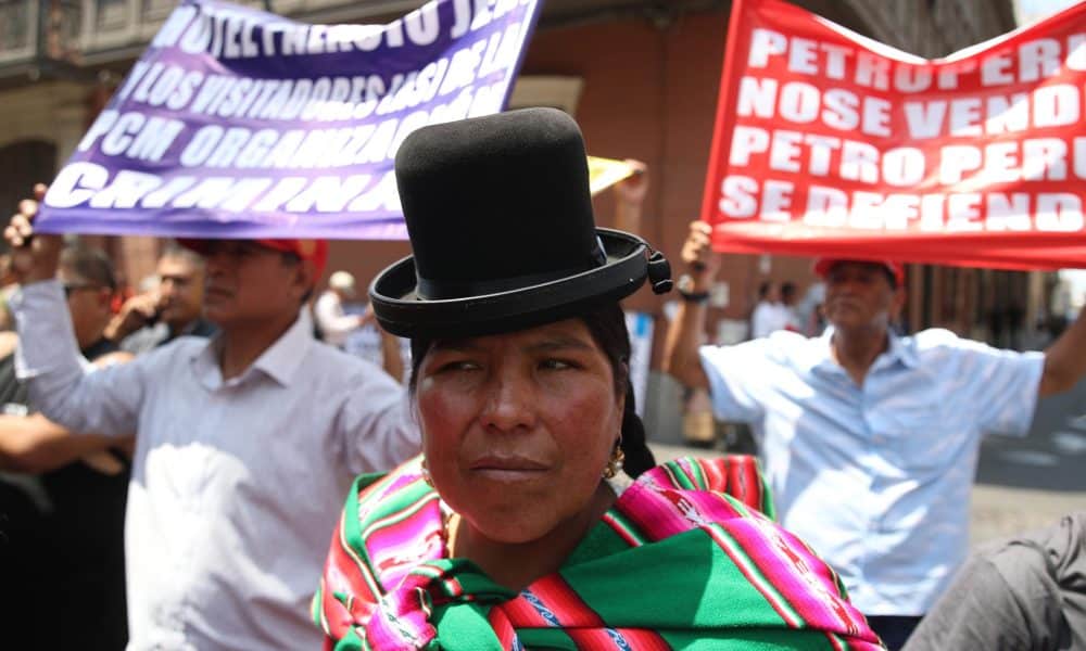 Una mujer participa en una manifestación en rechazo al presidente interino, José Jerí, frente al Congreso de Perú este martes, en Lima (Perú). EFE/ Paolo Aguilar