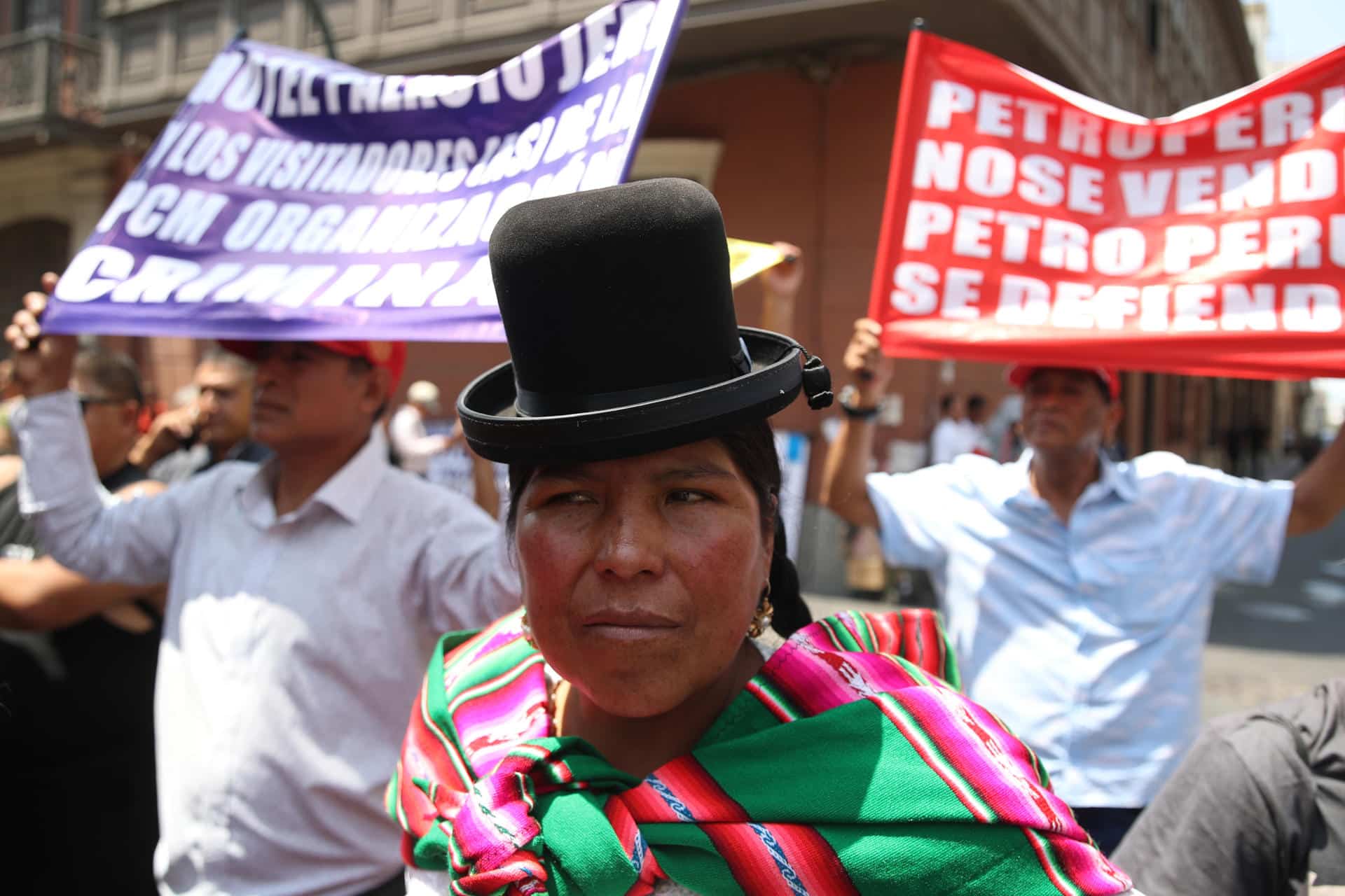 Una mujer participa en una manifestación en rechazo al presidente interino, José Jerí, frente al Congreso de Perú este martes, en Lima (Perú). EFE/ Paolo Aguilar