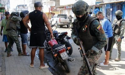 Integrantes del Ejército de Ecuador hacen una requisa este lunes, en Manta (Ecuador). EFE/ Gerardo Menoscal