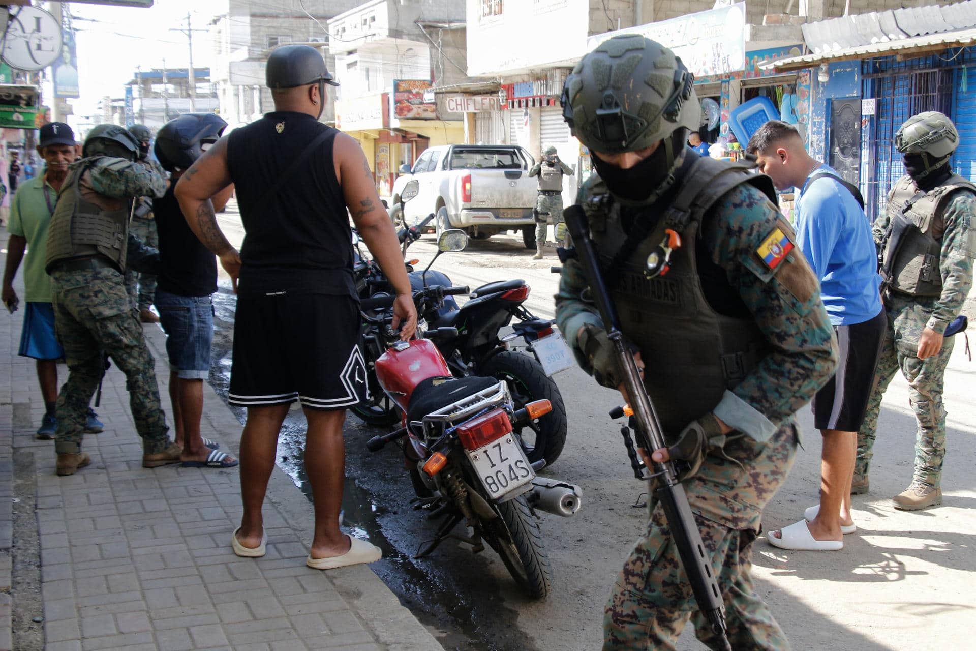 Integrantes del Ejército de Ecuador hacen una requisa este lunes, en Manta (Ecuador). EFE/ Gerardo Menoscal