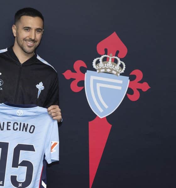 El nuevo centrocampista del Celta de Vigo, el uruguayo Matias Vecino, durante su presentación este martes, en Vigo (Galicia). El internacional uruguayo Matías Vecino, nuevo futbolista del Celta, no escondió este martes su satisfacción por dar el salto al fútbol español después de una larga etapa en Italia, donde defendió las camisetas de Fiorentina, Cagliari, Empoli, Inter y Lazio. EFE/ Salvador Sas