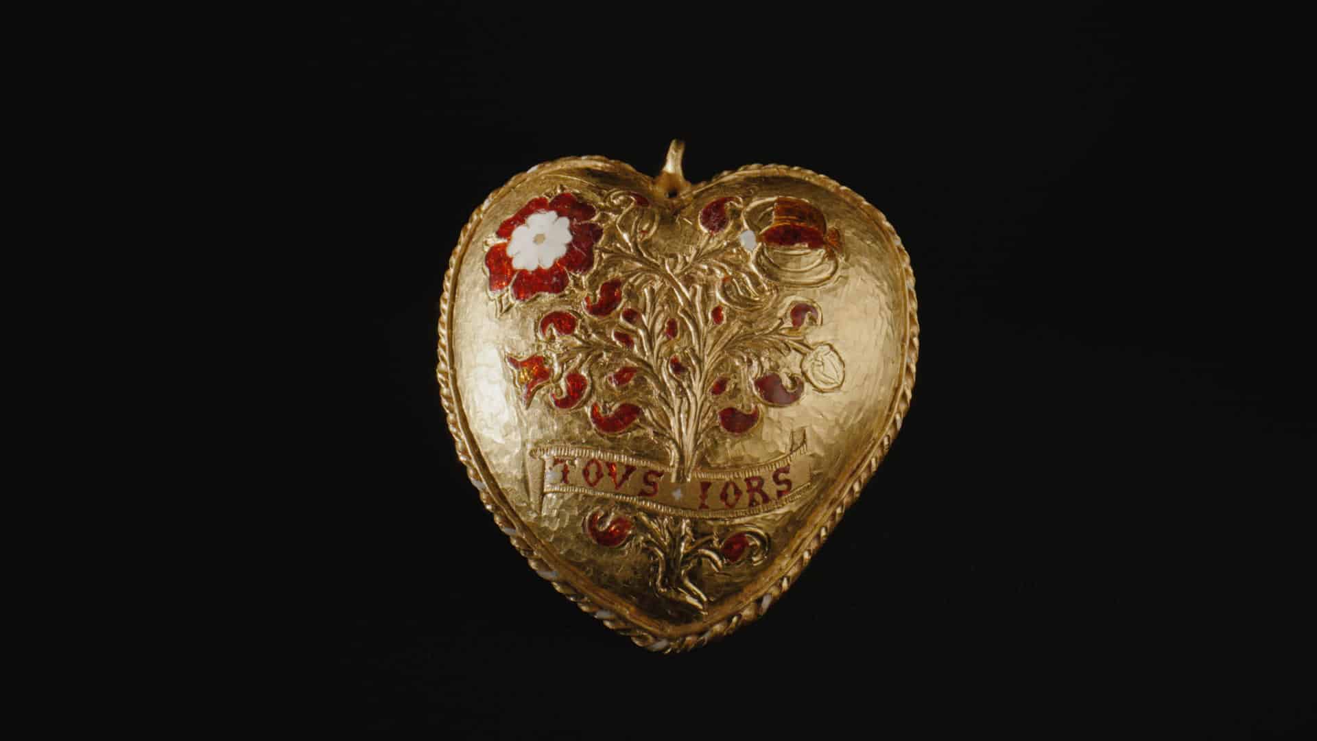 El Museo Británico anunció este martes la adquisición del 'Corazón Tudor', un colgante de oro del siglo XVI símbolo del vínculo entre Enrique VIII y su primera esposa, Catalina de Aragón, tras reunir los 3,5 millones de libras (4 millones de euros) necesarios para incorporarlo a su colección permanente. La joya, un medallón en forma de corazón de oro macizo de 24 quilates, constituye uno de los escasos objetos que celebran la relación entre Enrique VIII, monarca de la dinastía Tudor, y la española Catalina de Aragón, viuda de su hermano Arturo, la esposa más duradera del rey inglés, con 24 años de matrimonio.- EFE/ British Museum ***SOLO USO EDITORIAL/SOLO DISPONIBLE PARA ILUSTRAR LA NOTICIA QUE ACOMPAÑA (CRÉDITO OBLIGATORIO)***
