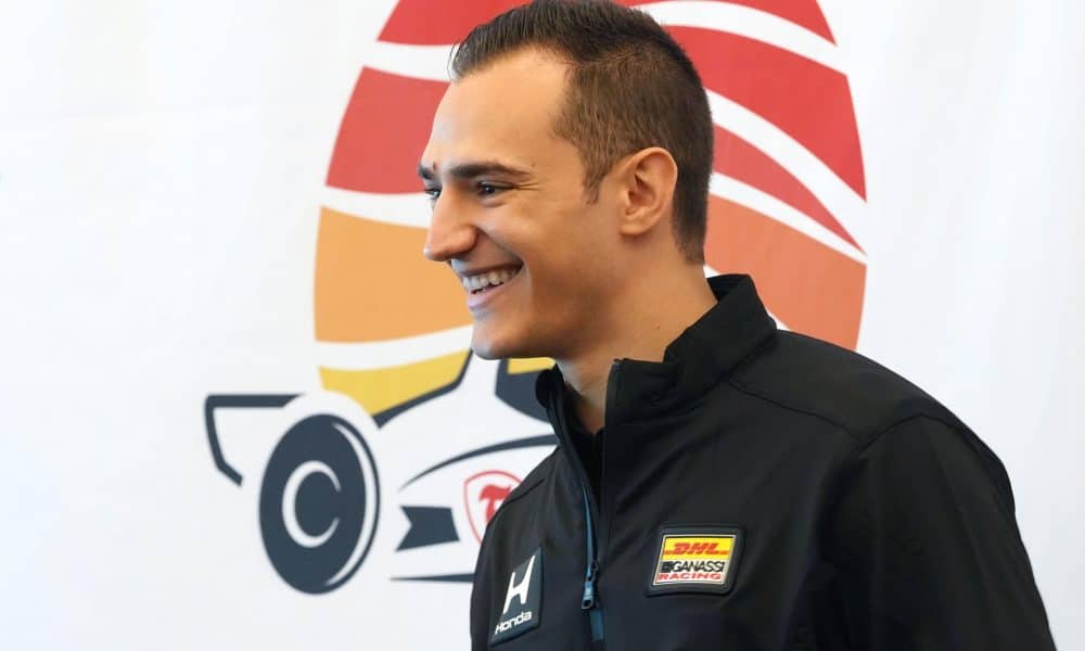 El piloto español de la escudería Chip Ganassi Racing, Álex Palou, reacciona durante una rueda de prensa ayer viernes, en San Petersburgo, Florida (EE.UU.). EFE/ Alberto Boal