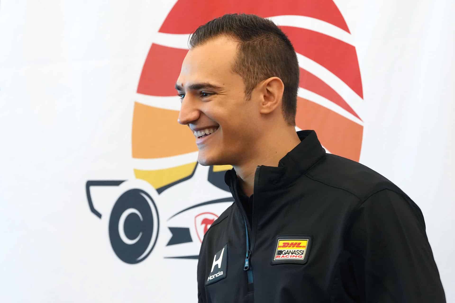 El piloto español de la escudería Chip Ganassi Racing, Álex Palou, reacciona durante una rueda de prensa ayer viernes, en San Petersburgo, Florida (EE.UU.). EFE/ Alberto Boal