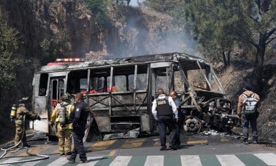 Bomberos e integrantes de la policía de Morelia trabajan en la zona donde fue incendiado un autobús por presuntos integrantes del crimen organizado ayer domingo, tras el abatimiento de Nemesio Oseguera Cervantes, alias El Mencho, líder del Cártel Jalisco Nueva Generación (CJNG), en Morelia (México). EFE/ Iván Villanueva