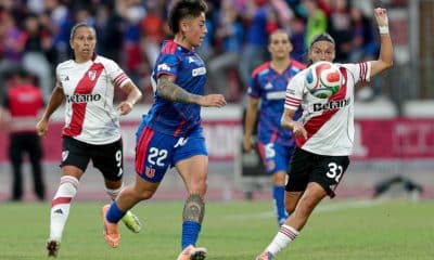 Valentina Díaz (c), de Universidad de Chile, disputa el balón con Julieta Romero (d), de River Plate, durante el partido amistoso de pretemporada jugado este sábado en el Estadio Nacional de Santiago. EFE/ Ailen Díaz