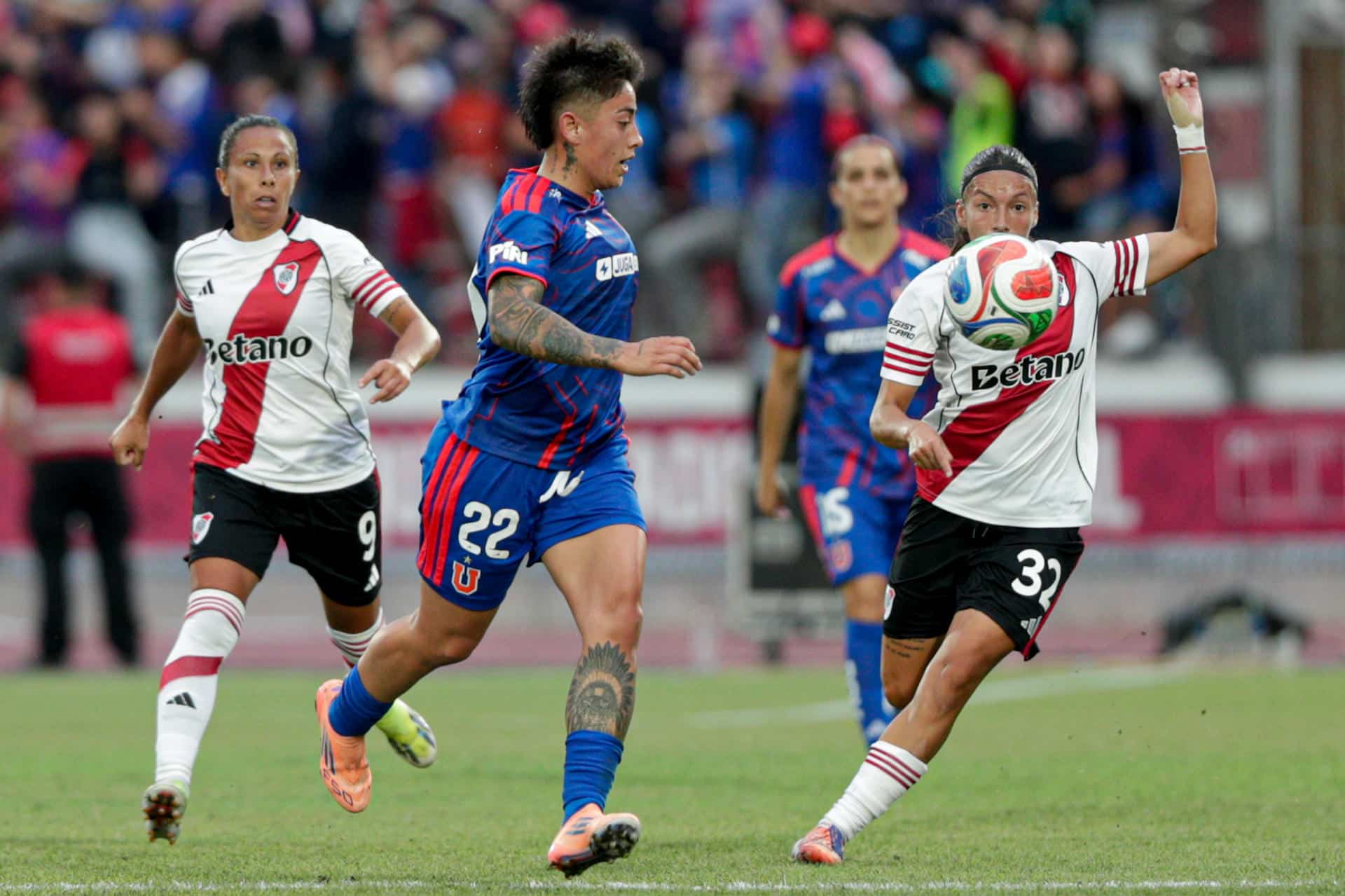 Valentina Díaz (c), de Universidad de Chile, disputa el balón con Julieta Romero (d), de River Plate, durante el partido amistoso de pretemporada jugado este sábado en el Estadio Nacional de Santiago. EFE/ Ailen Díaz