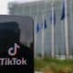 Fotografía de archivo, tomada el 06/02/2026, que muestra el logo de TikTok en un teléfono móvil en Bruselas, Bélgica. EFE/EPA/OLIVIER HOSLET