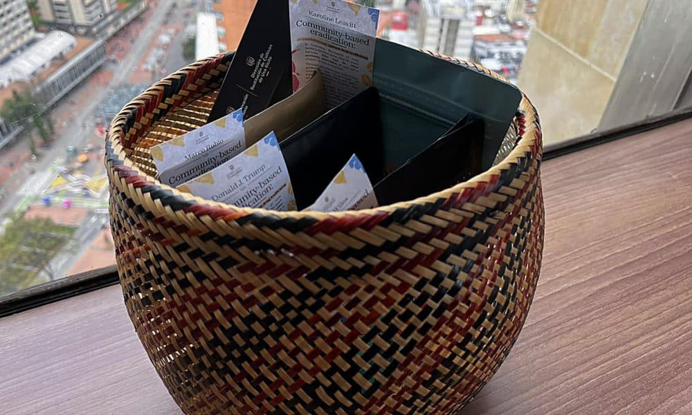 Fotografía cedida por la oficina de Sustitución de Cultivos de Uso Ilícito de Colombia que muestra bolsas de café colombiano, regalos que llevará el presidente Gustavo Petro a su homólogo de Estados Unidos, Donald Trump. EFE/ Oficina de Sustitución de Cultivos de Uso Ilícito de Colombia