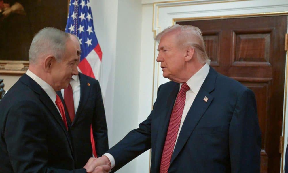 El presidente de Estados Unidos, Donald Trump (d), saludando al primer ministro de Israel, Benjamín Netanyahu, este miércoles en Washington. EFE/ Gpo news /SOLO USO EDITORIAL/ SOLO DISPONIBLE PARA ILUSTRAR LA NOTICIA QUE ACOMPAÑA (CRÉDITO OBLIGATORIO)