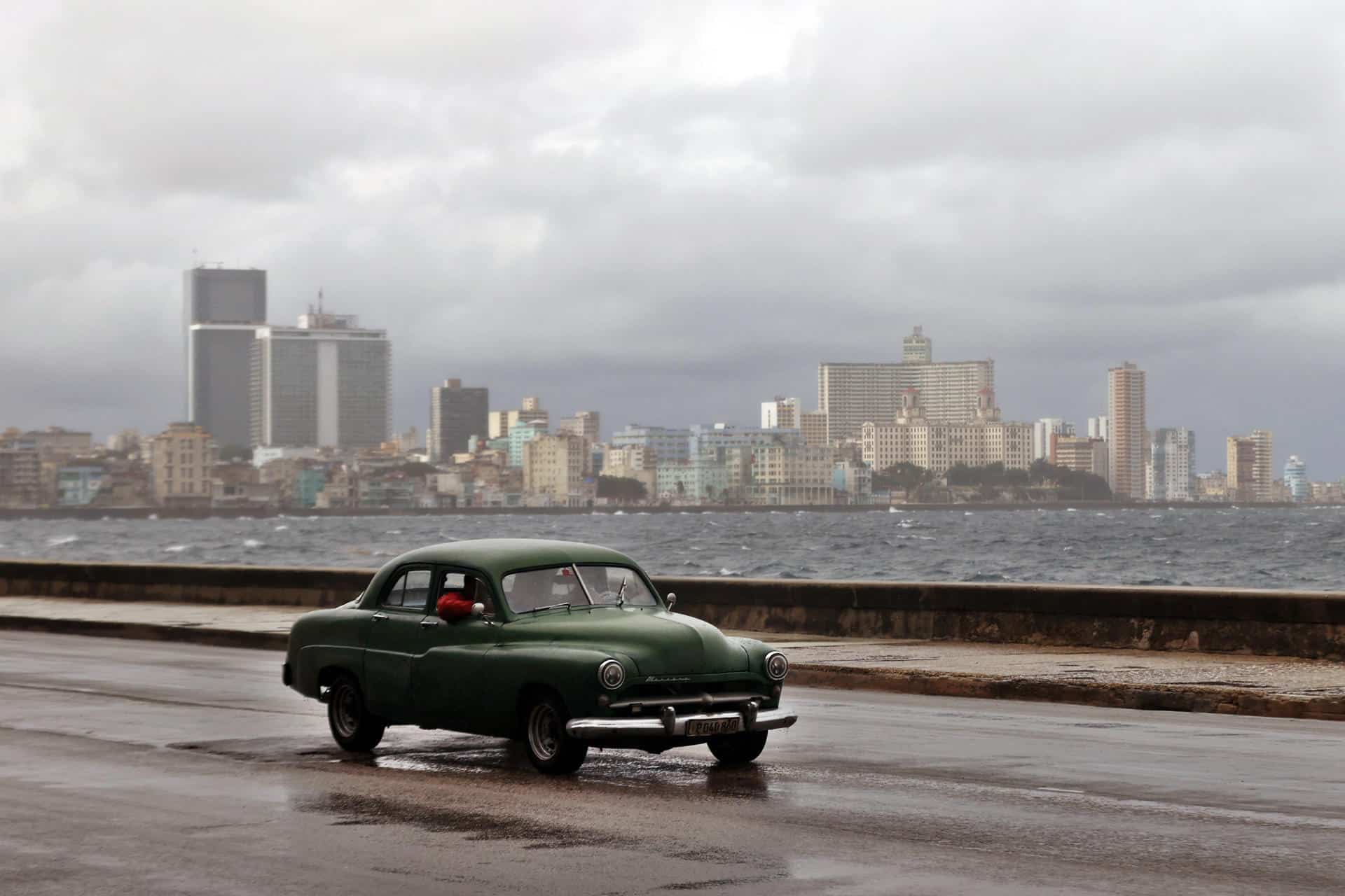 Fotografía de archivo que muestra un vehículo transitando por el malecón en La Habana (C uba). EFE/ Ernesto Mastrascusa