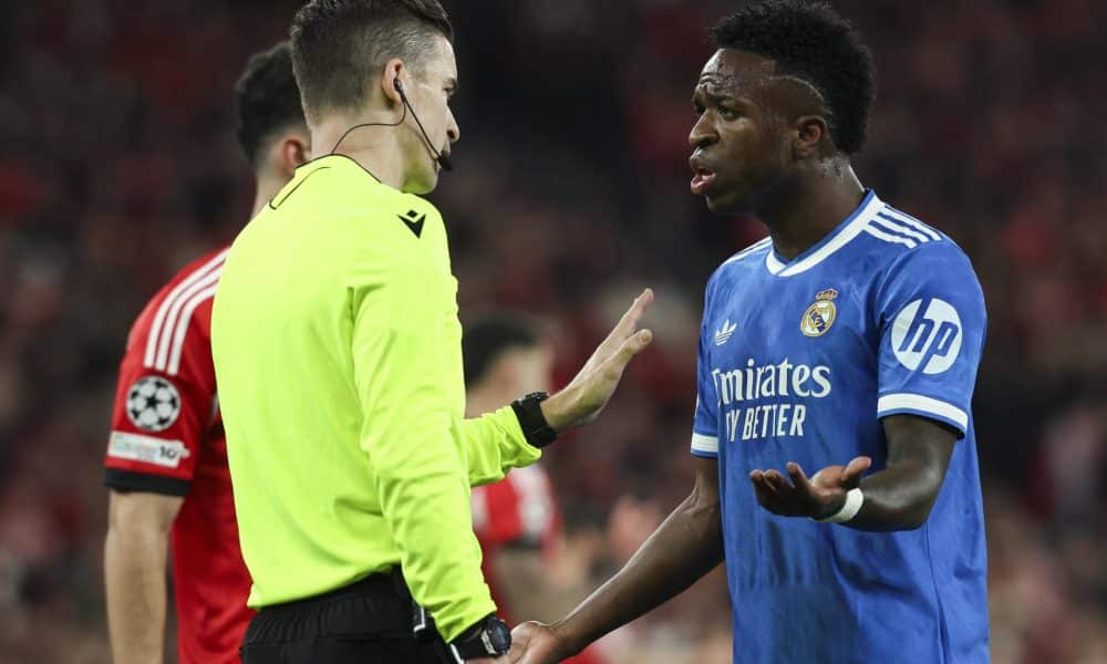 El jugador del Real Madrid Vinicius Junior dialoga con el árbitro francés François Letexier durante el partido de fase de acceso a octavos entre Benfica y Real Madrid en Lisboa, Portugal. EFE/EPA/JOSE SENA GOULAO