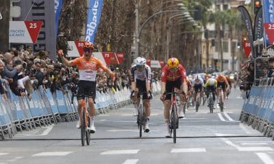 El ciclista estadounidense del Ineos Andrew August (i) celebra su victoria en la tercera etapa de la Volta a la Comunitat Valenciana, este viernes entre Orihuela y San Vicente del Raspeig, de 158 kilómetros de recorrido. EFE/Morell