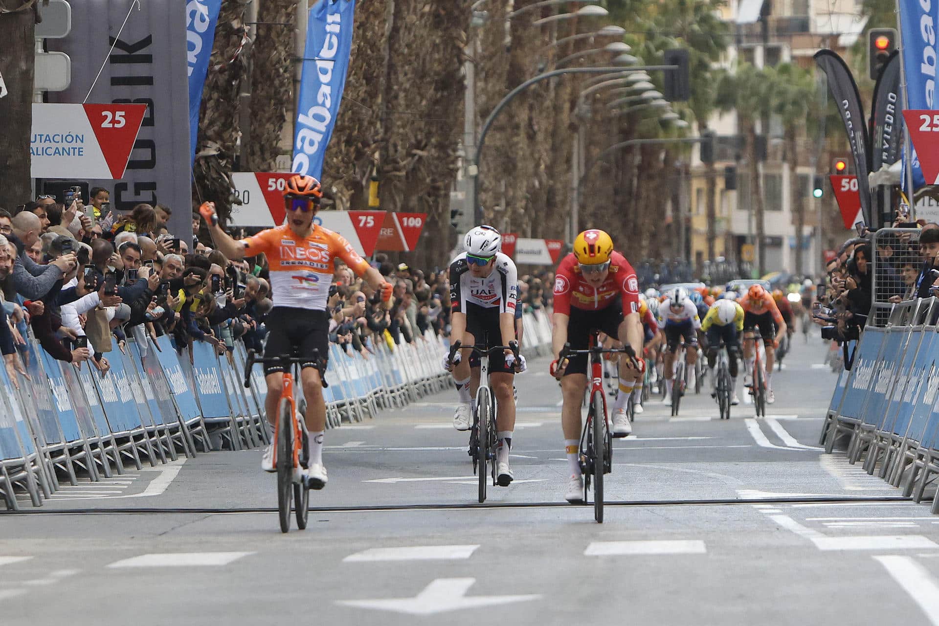 El ciclista estadounidense del Ineos Andrew August (i) celebra su victoria en la tercera etapa de la Volta a la Comunitat Valenciana, este viernes entre Orihuela y San Vicente del Raspeig, de 158 kilómetros de recorrido. EFE/Morell