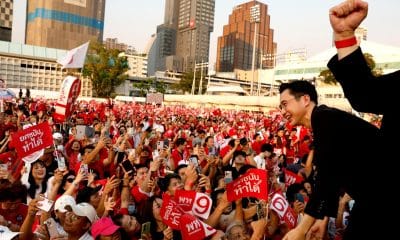 Bangkok (Tailandia), 06/02/2026.- El candidato a primer ministro del Partido Pheu Thai, Yodchanan Wongsawat, saluda a sus simpatizantes durante un mitin multitudinario de campaña en Bangkok de cara a las elecciones generales. EFE/EPA/RUNGROJ YONGRIT