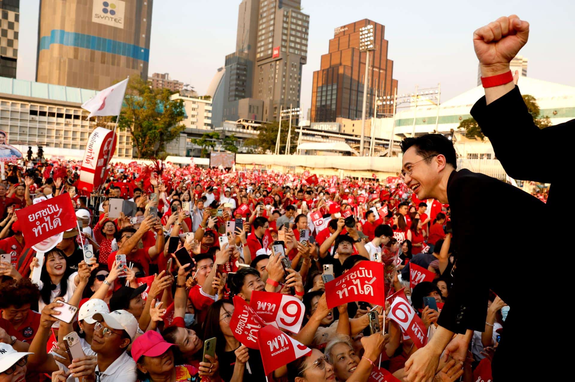 Bangkok (Tailandia), 06/02/2026.- El candidato a primer ministro del Partido Pheu Thai, Yodchanan Wongsawat, saluda a sus simpatizantes durante un mitin multitudinario de campaña en Bangkok de cara a las elecciones generales. EFE/EPA/RUNGROJ YONGRIT