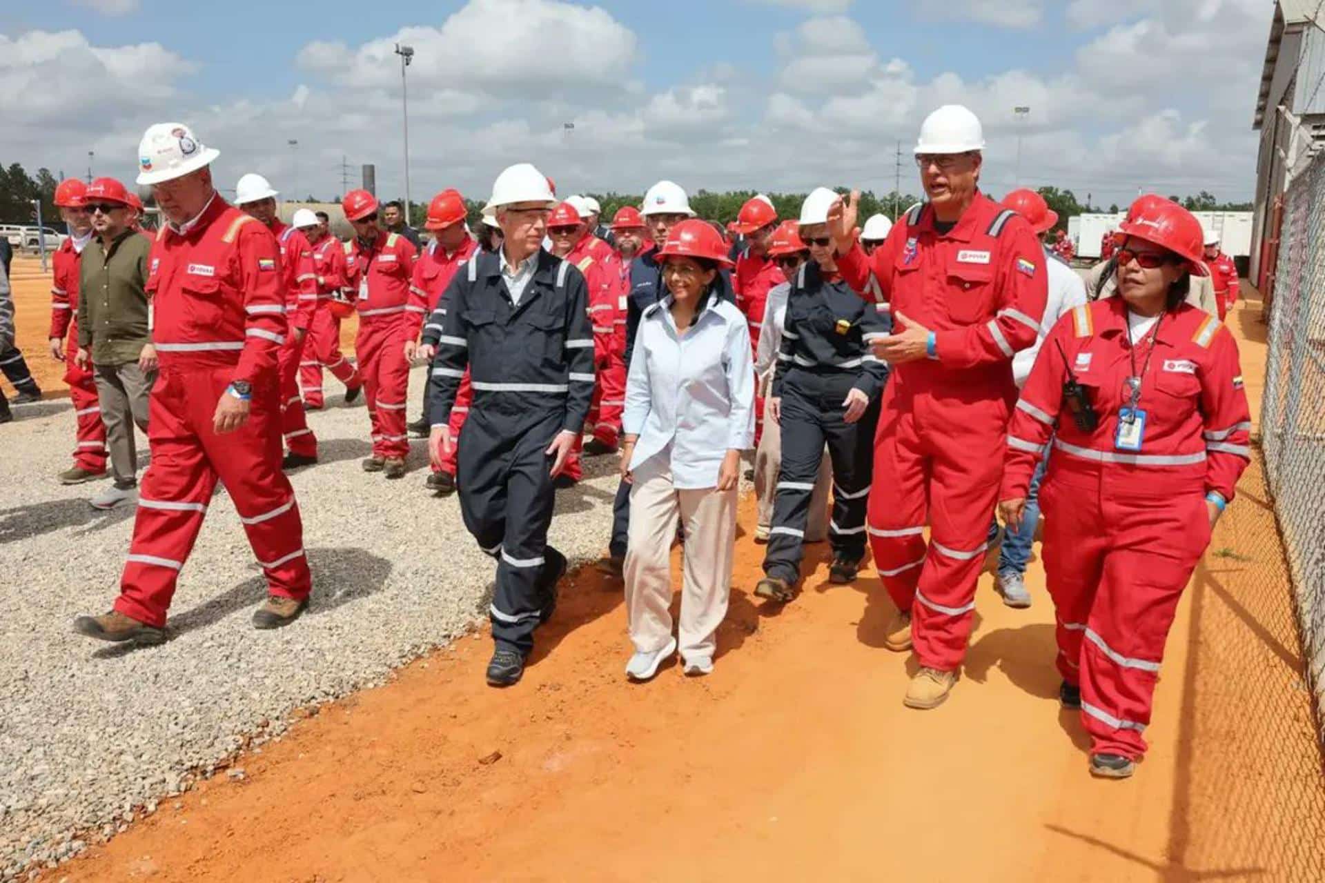 La presidenta encargada de Venezuela, Delcy Rodríguez (c), junto al secretario de Energía de EE.UU., Chris Wright (c-i), visitan una de las plantas que opera Chevron en el Orinoco (Venezuela). EFE/ Ministerio de Comunicación e Información /SOLO USO EDITORIAL/ SOLO DISPONIBLE PARA ILUSTRAR LA NOTICIA QUE ACOMPAÑA (CRÉDITO OBLIGATORIO)