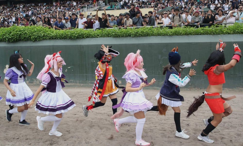 Personas disfrazadas participan en una carrera este viernes, en Lima (Perú). EFE/ Paolo Aguilar