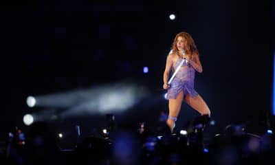 La cantante colombiana Shakira canta durante un concierto de su gira "Las Mujeres Ya No Lloran World Tour" en el estadio nacional Jorge Mágico González, en San Salvador (El Salvador). EFE/ Rodrigo Sura