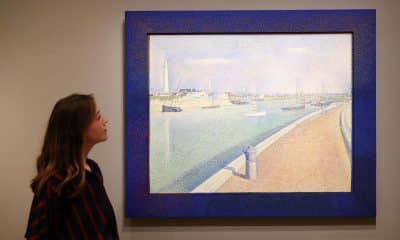 Personal de la Galería Courtauld observa una pintura de Georges Seurat, titulada 'El Canal de Gravelines, Grand-Fort Philippe' durante la exposición Seurat y el Mar en la Galería Courtauld de Londres, el 12 de febrero de 2026. La exposición estará abierta del 13 de febrero al 17 de mayo de 2026. EFE/EPA/ANDY RAIN
