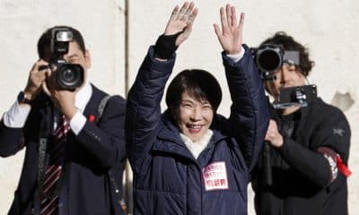 La primera ministra de Japón, la conservadora Sanae Takaichi, saluda a sus votantes durante un acto de campaña electoral. 
EFE/EPA/FRANCK ROBICHON